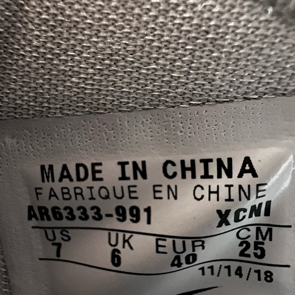 Nike Men’s Lebron Soldier Team Red and White Sneakers - Picture 7 of 7